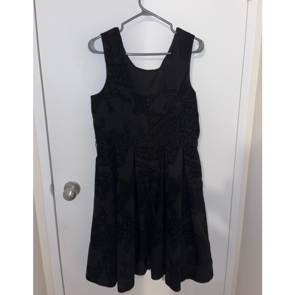 Black le château paisley printed pleated dress in an XL - Picture 2 of 4